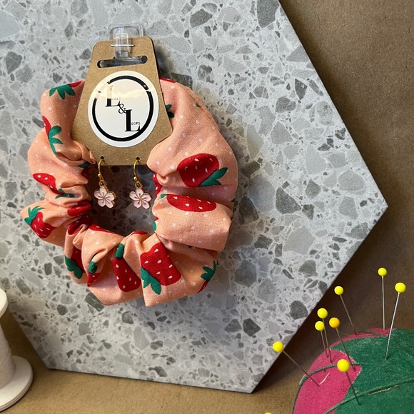 Handmade Strawberrry Print Scrunchie with matching Flower Earrings - Picture 5 of 8